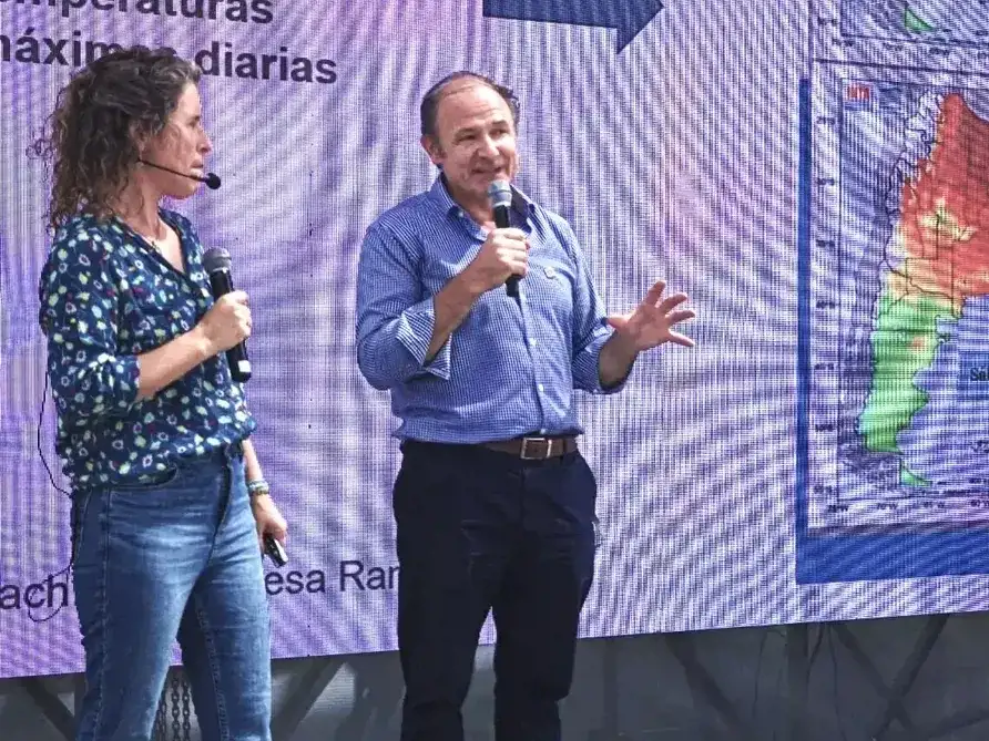 Pablo Mercuri, director del Centro de Investigación de Recursos Naturales (CIRN) y Natalia Gattinoni, meteoróloga del Instituto de Clima y Agua del INTA, presentaron la exposición en Expoagro.