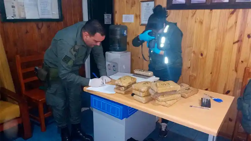 Viajaba en colectivo con 14 kilos de droga y escapó a pie de un control