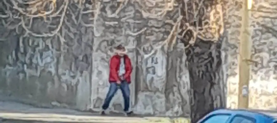 Filman a un hombre masturbándose en la vía pública en la esquina de Deán Funes y Pueyrredón