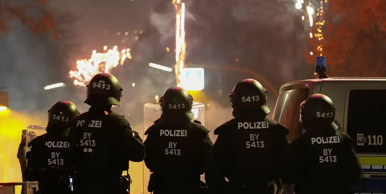 Según el portavoz de la policía de Berlín, Florian Nath, 330 personas fueron detenidas en la capital en Nochevieja.