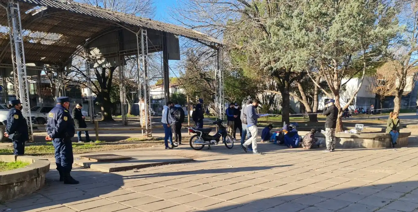 Detuvieron a tres hombres por vender drogas en la plazoleta de un barrio