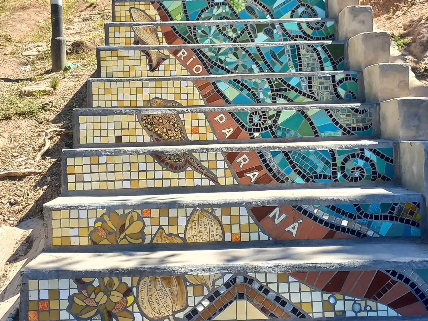 Es como la el recorrido del río Paraná y desciende en peces y pájaros por la barranca.