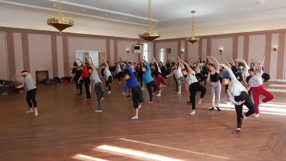 SAN CAYETANO: Clase abierta de danza