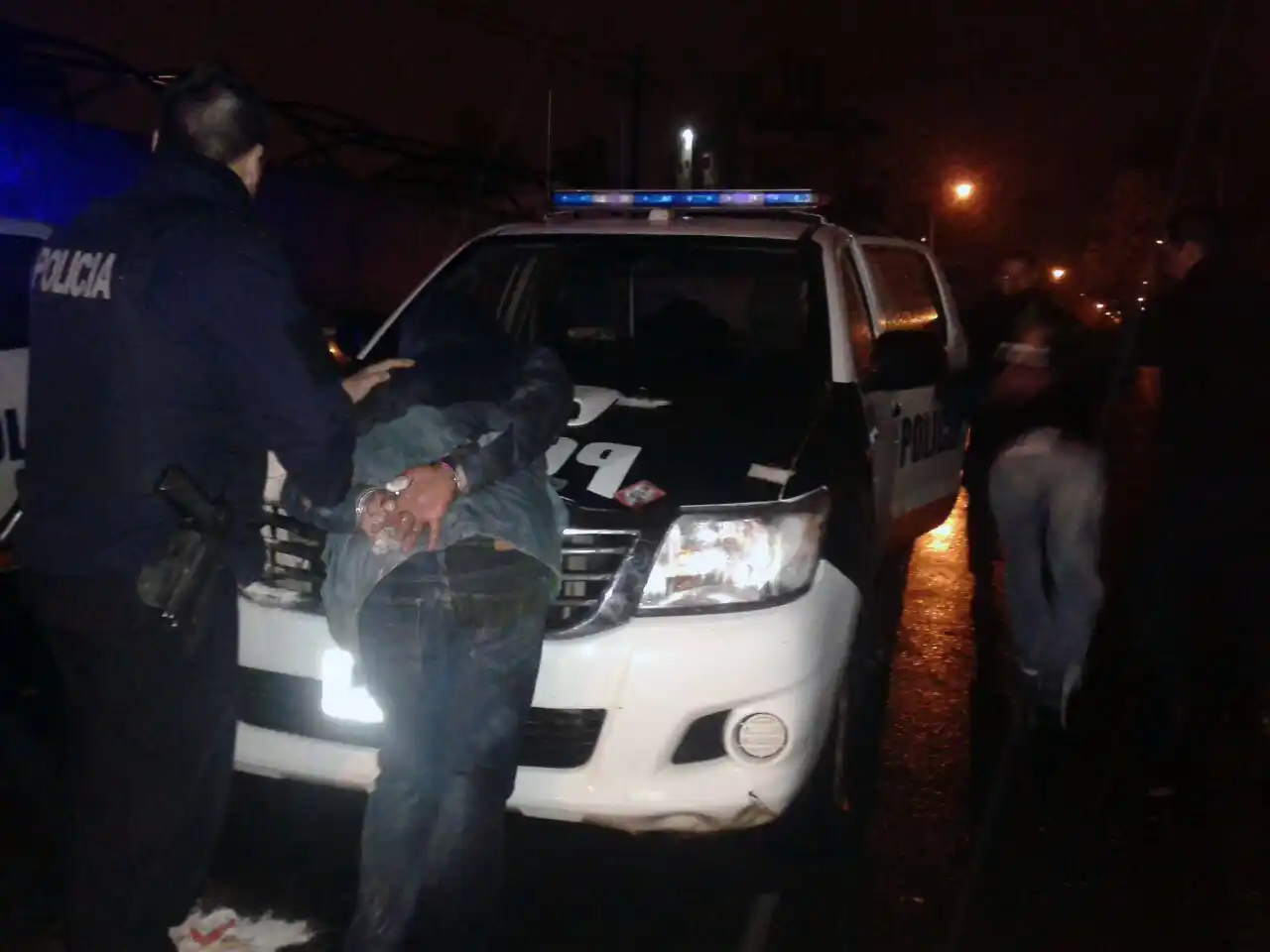 Secuestran droga y armas durante pelea vecinal