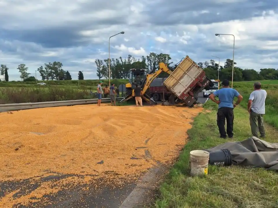 Vuelco de un camión en la Variante Vivanco