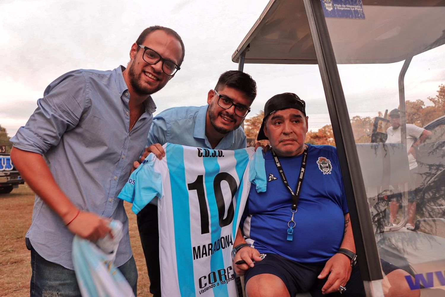 El día que Diego Armando Maradona firmó la camiseta de Juventud Unida