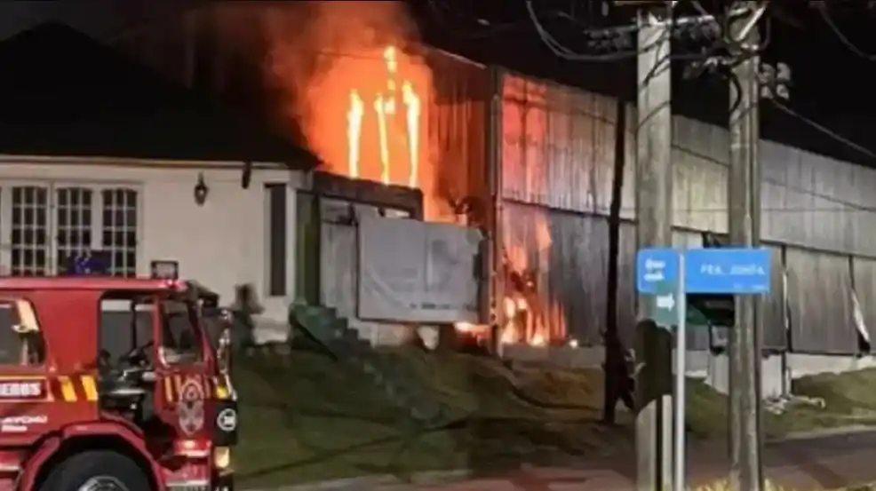 Un incendio provocó importantes daños materiales en un conocido complejo de pádel