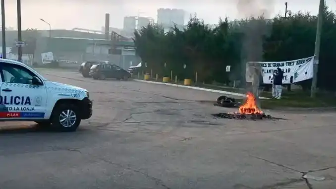 Paro en Granja Tres Arroyos: trabajadores protestan por salarios adeudados en la planta de Pilar
