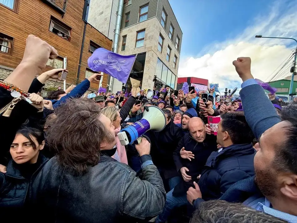 Por medio de un megáfono, Javier Milei se dirigió a la militancia.