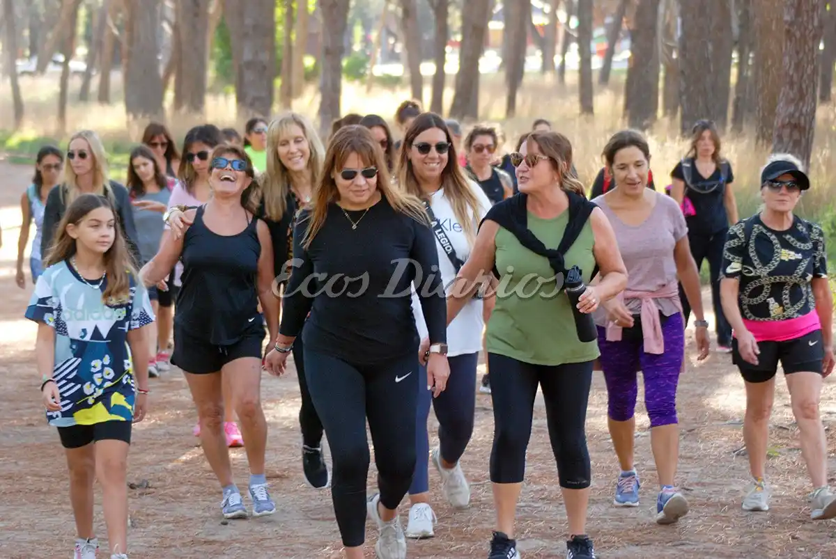 La soleada tarde fue ideal para la caminata en el arbolado paseo