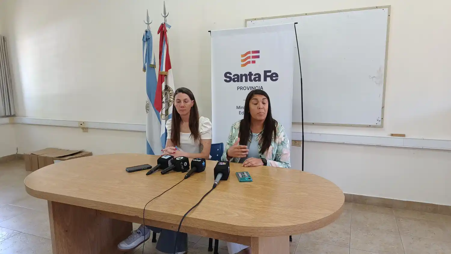 Daiana Gallo Ambrosis - secretaria de Gestión Territorial Educativa del Ministerio de Educación de Santa Fe y María Laura López - la nueva delegada la Regional de Educación N3 - 3