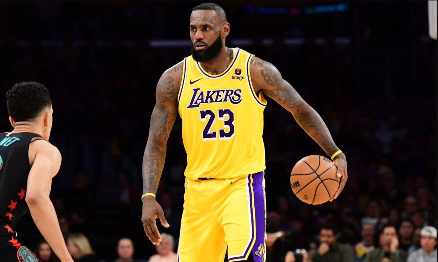 LeBron James renueva con los Lakers por el máximo salarial