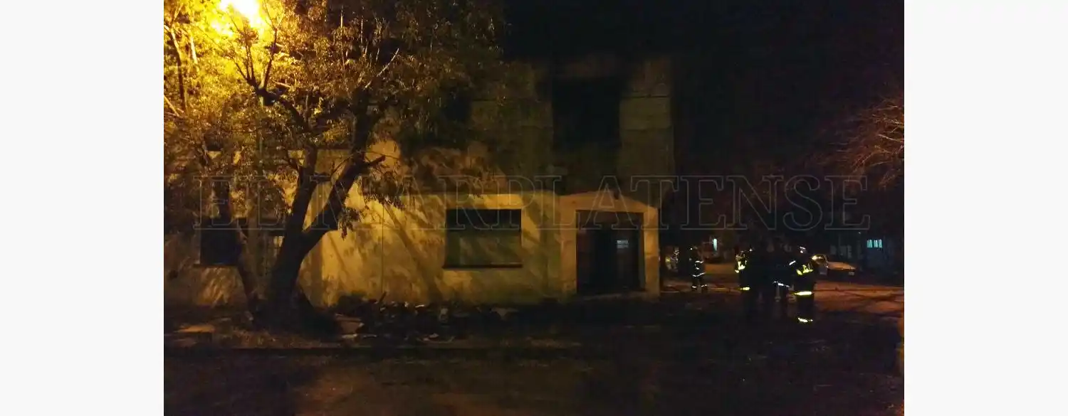 Trágico incendio en Don Bosco y Castelli: hay 2 menores muertos