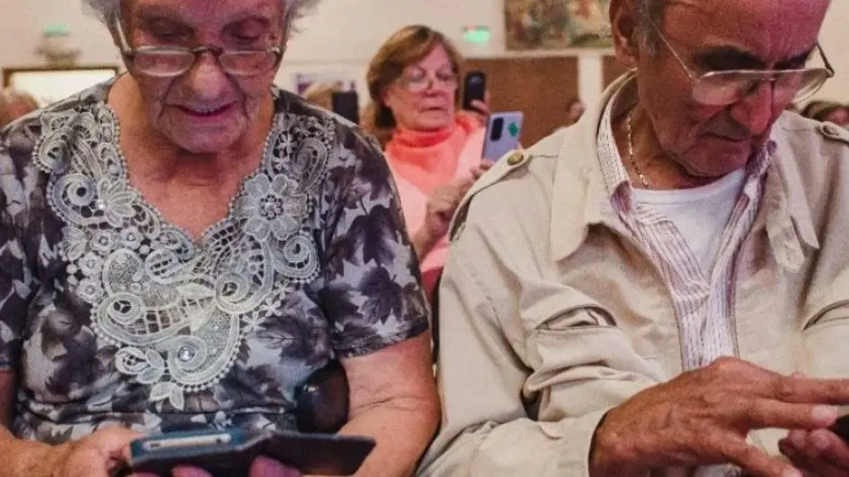 Lanzan una nueva inscripción para el curso de manejo de celulares para adultos mayores