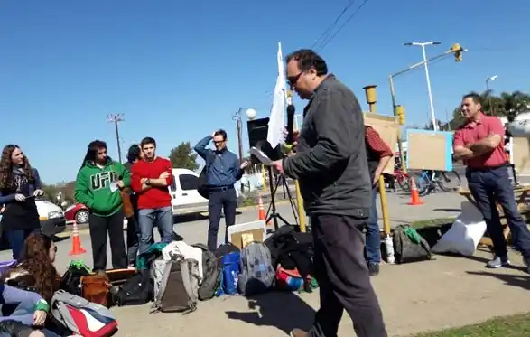 Con una olla popular, docentes y estudiantes se manifestaron