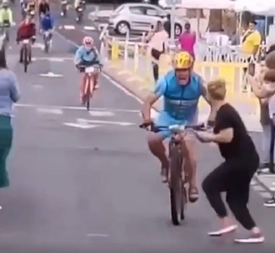 Insólito: iba a ganar la carrera, se le cruzó una espectadora y terminó en el hospital