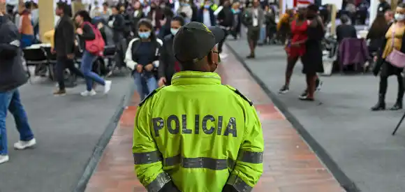 Así un policía participó en atraco en Bogotá y vecinos le golpearon