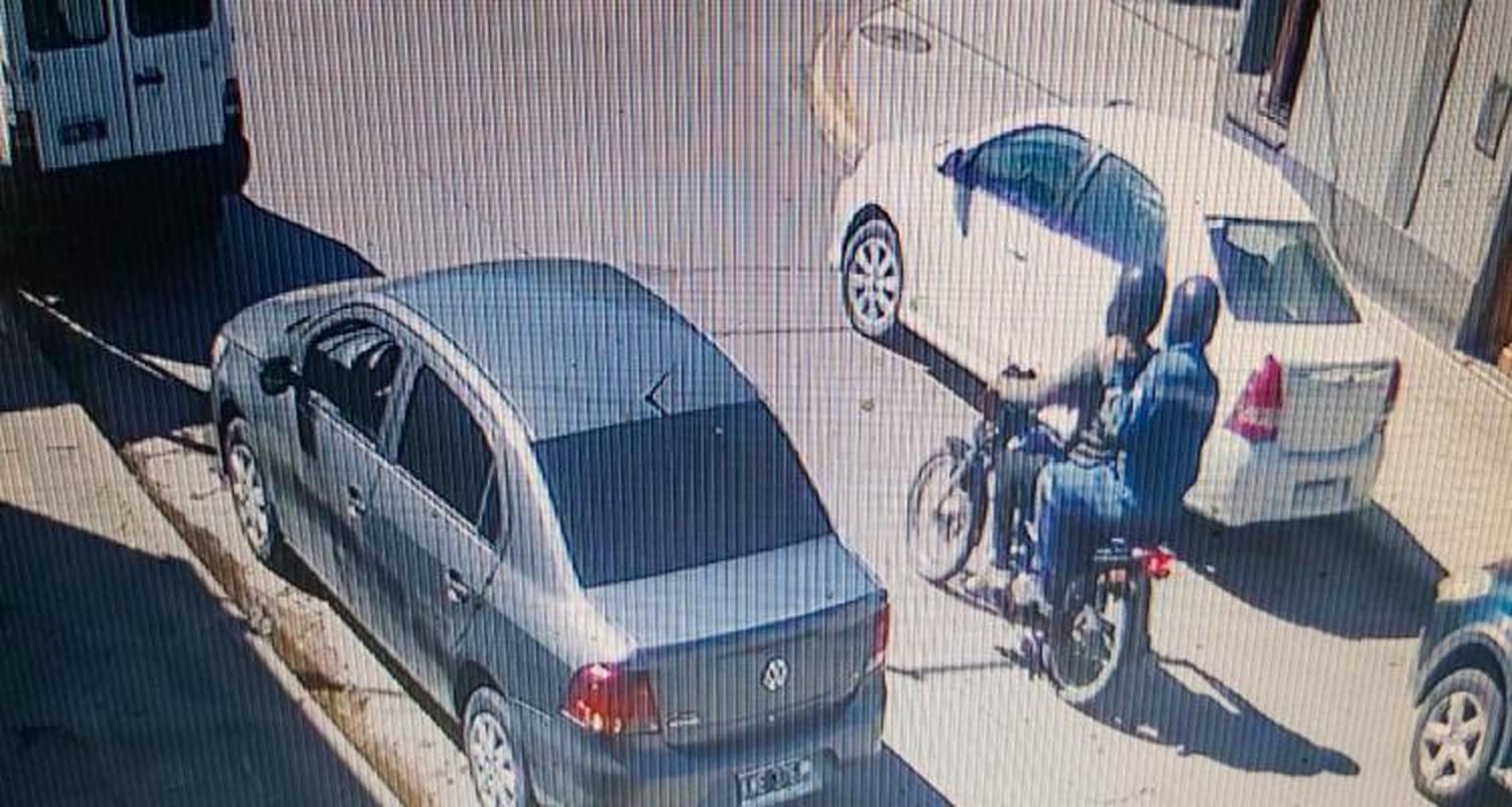 Dos delincuentes armados robaron una casa a plena luz del día
