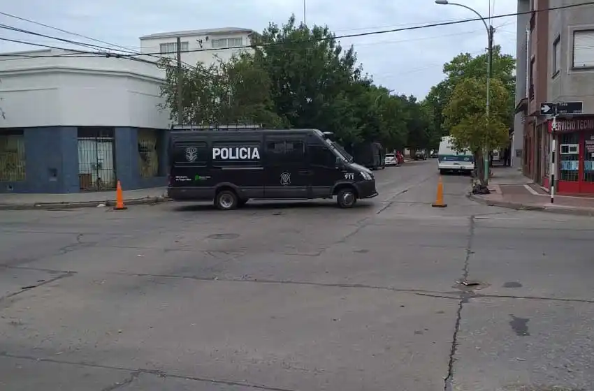 Tensión en la UTA: cortan la calle por posibles incidentes