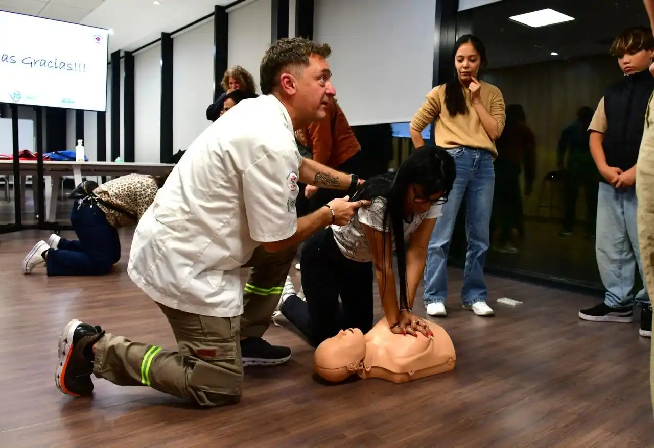Capacitación en RCP y uso del DEA en barrio Roque Sáenz Peña
