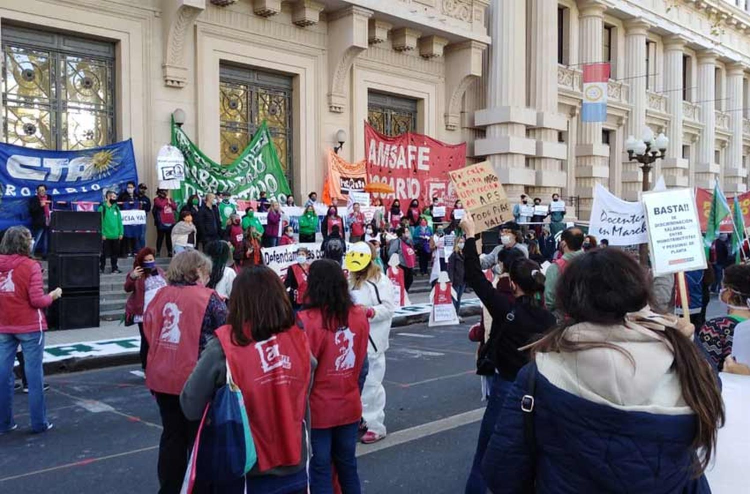 Movilización conjunta de docentes y trabajadores de la salud en pleno centro rosarino