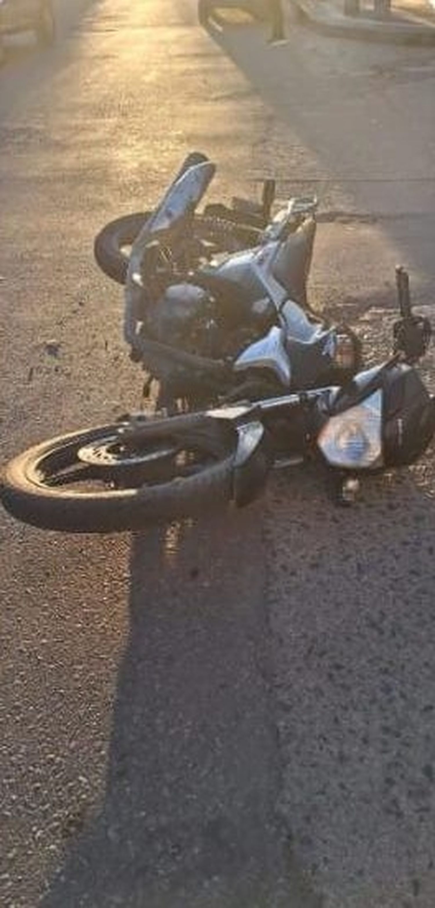 Choque entre una moto y una camioneta en Maipú y 4 de Abril