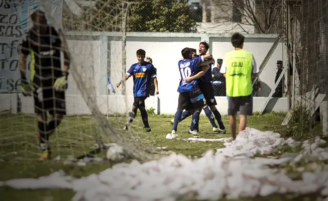 A Juventud le alcanzó un tiempo para quedarse con el clásico y seguir puntero
