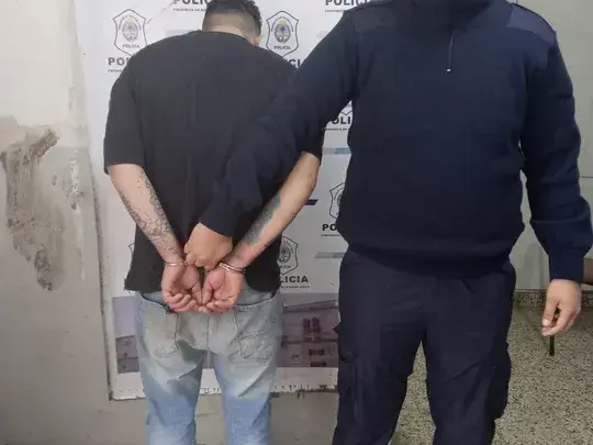 Hombre detenido. Fotografía: Agencia Noticias Argentinas / Policía Bonaerense.