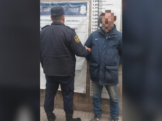 El hombre fue notificado de sus causas pendientes.