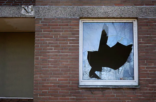 Mujer escapa de ser violada lanzándose por una ventana (+video)