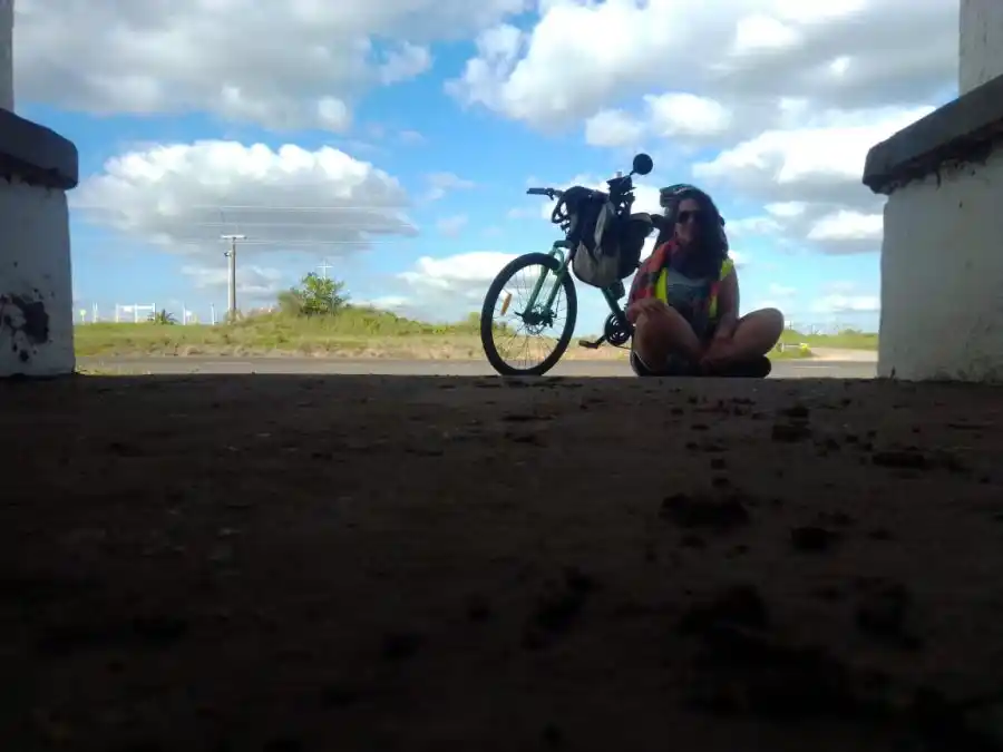 Maximiliana y su bicicleta en medio de uno de los viajes 