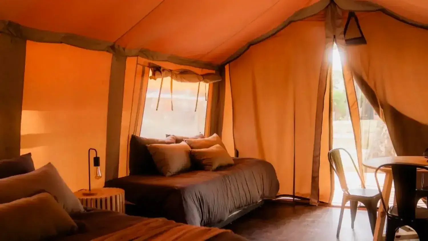 El complejo incorpora unidades de glamping integradas al entorno natural