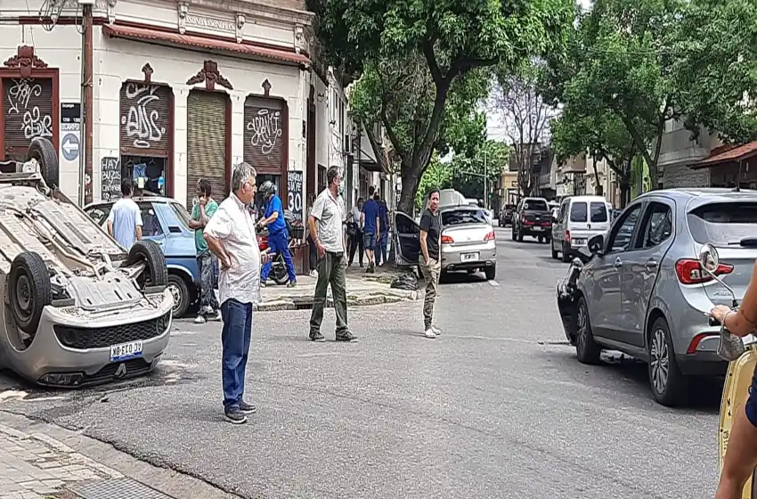 Caos y susto en barrio Del Abasto por un choque y vuelco