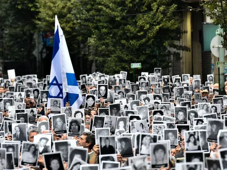 Avanza el juicio en ausencia por AMIA: procesaron a siete iraníes y a un libanés como autores del atentado