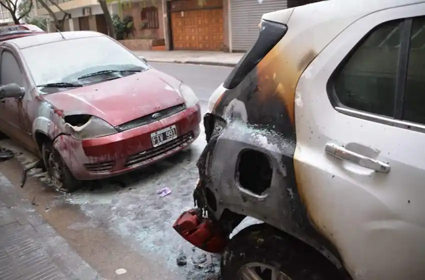 Madrugada violenta: prendieron fuego dos autos en barrio Martin