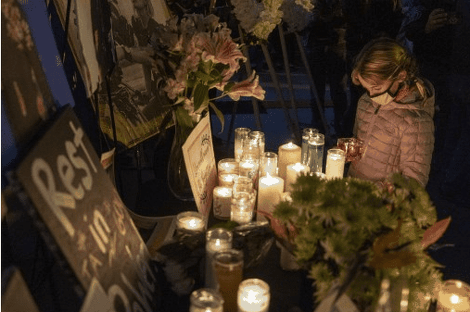 Muchas muestras de cariño durante la vigilia en homenaje a Halyna Hutchins. Foto AFP