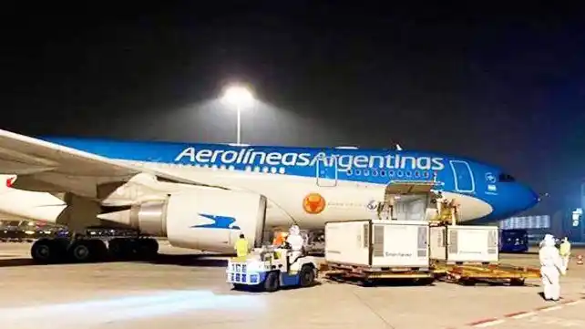 Vacunas: partió el vuelo número 12 de Aerolíneas a Moscú