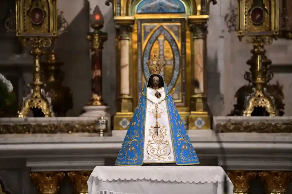 Imagen de la Virgen de Luján, Madre patrona del pueblo argentino.