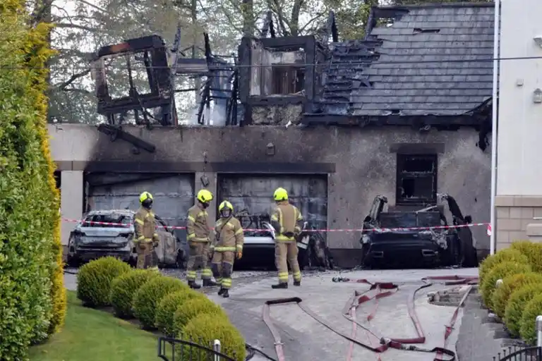 Prendieron fuego la casa de un dirigente del Celtic mientras dormía junto a su familia