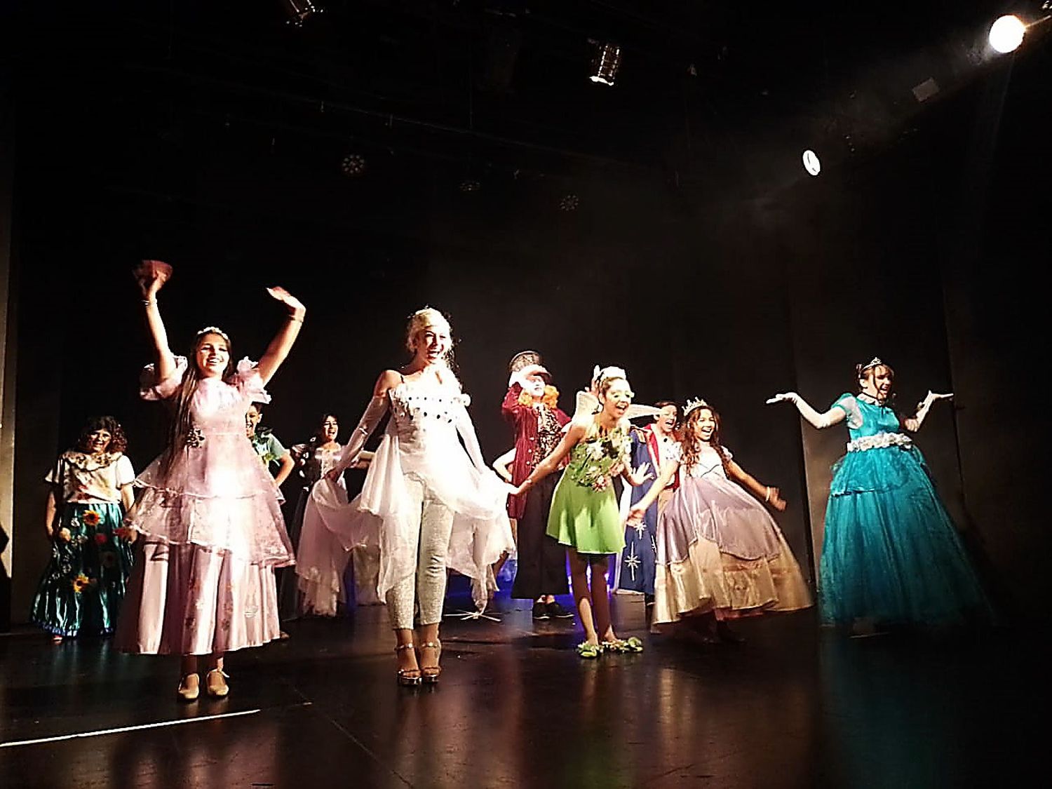 Se presentó en el teatro Italia “Otra de princesas y piratas”