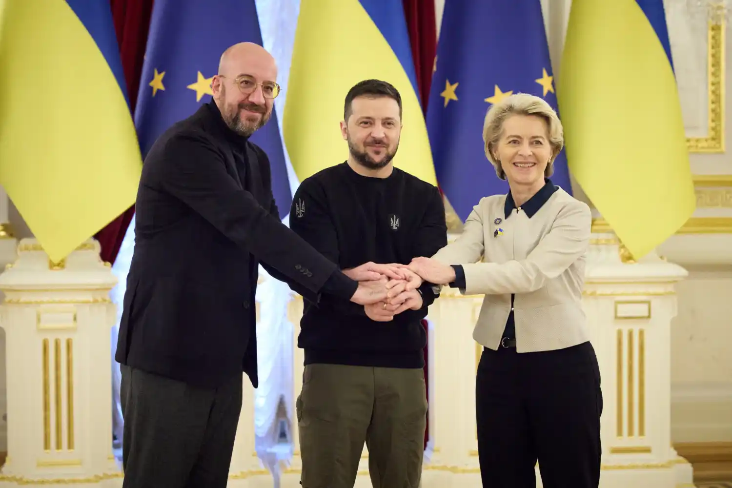 Charles Michel, Volodimir Zelenski y Ursula von der Leyen, ayer en Kiev.