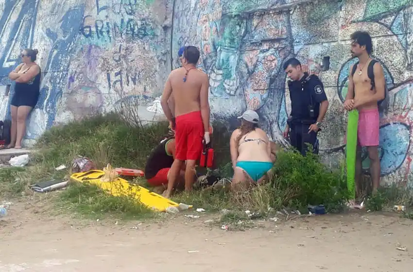 Murió la mujer que cayó de un paredón en una playa de la zona norte