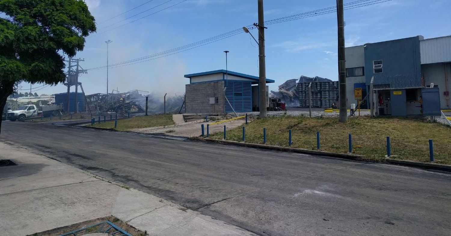 Parque Industrial: si bien el fuego está controlado, quedan algunos focos