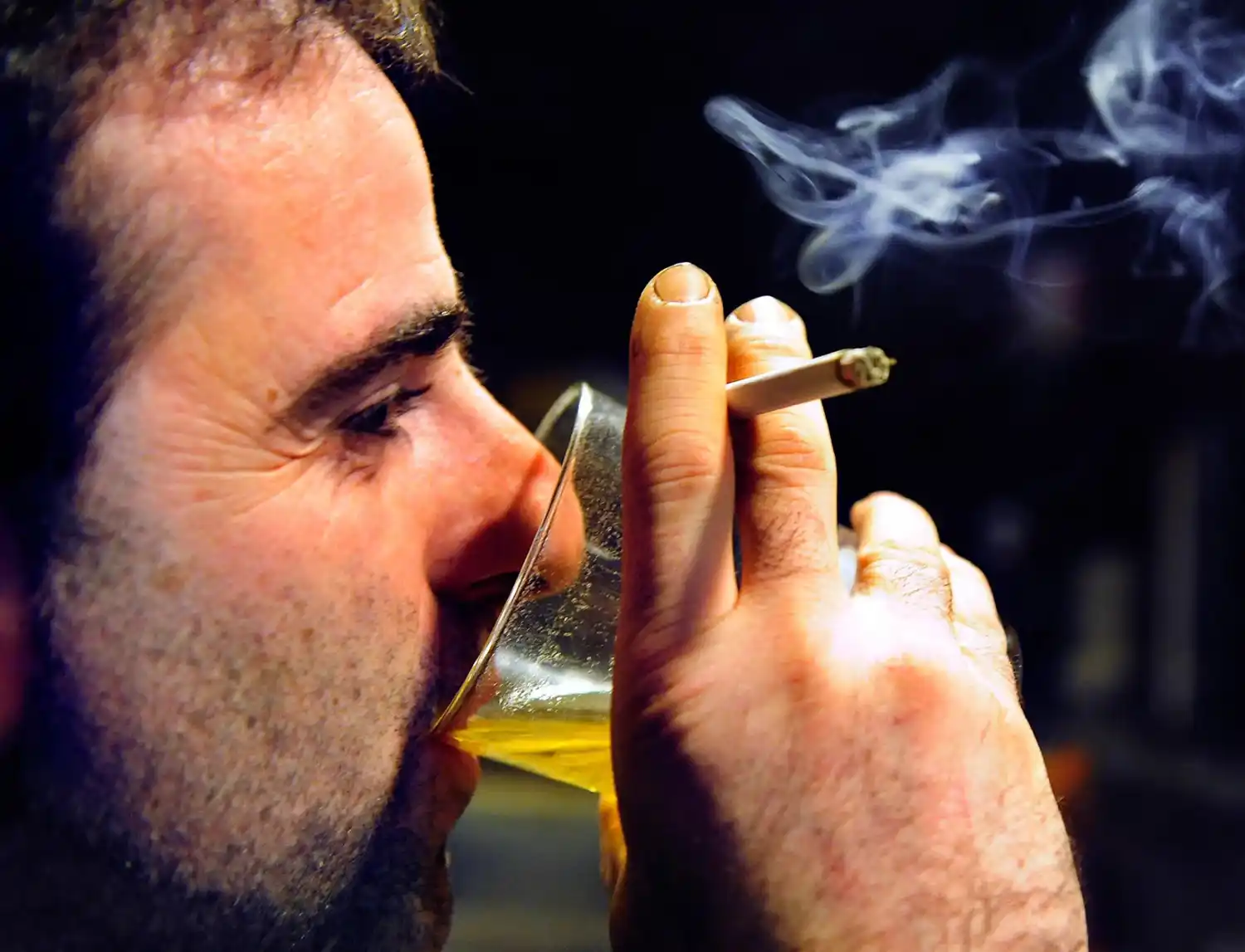 El cigarrillo combinado con el alcohol son los principales factores de riesgo del cáncer bucal