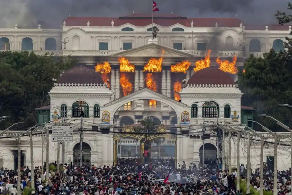 Fuego y humo se elevan desde el Palacio Singha Durbar, sede del gobierno y el parlamento en Nepal. EFE
