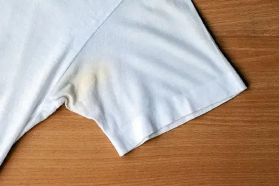 ¿Axilas percudidas? Te mostramos los trucos para eliminar las manchas amarillas de la ropa blanca