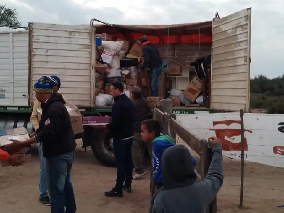 La descarga del camión en su llegada a Lote 58. Foto: Patricia Lugaro.