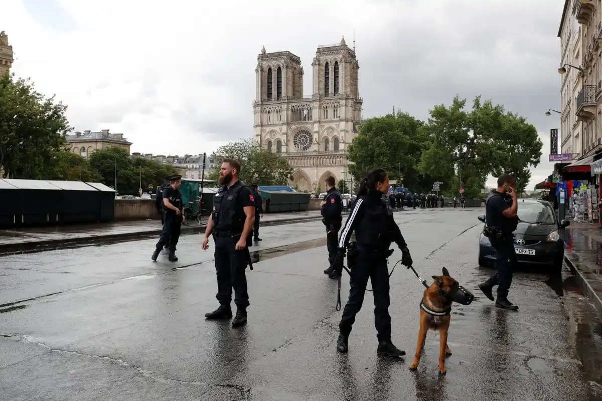 El agresor de Notre Dame gritó "esto es por Siria" antes de atacar a policía