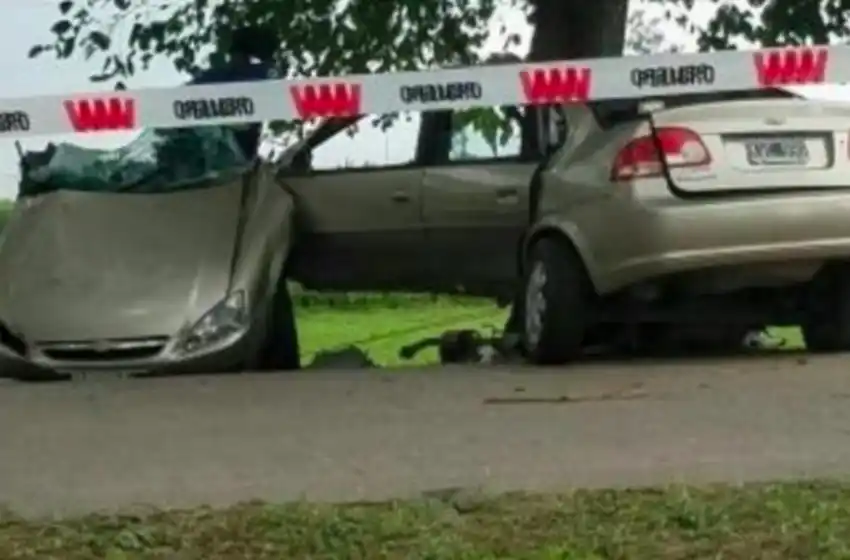 Un auto se partió en dos al chocar con un árbol y hay cuatro muertos