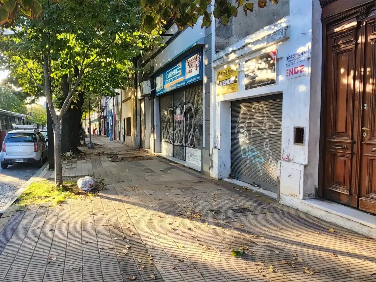 La fisonomía de Colón se repite cuadra a cuadra: locales cerrados y en alquiler.